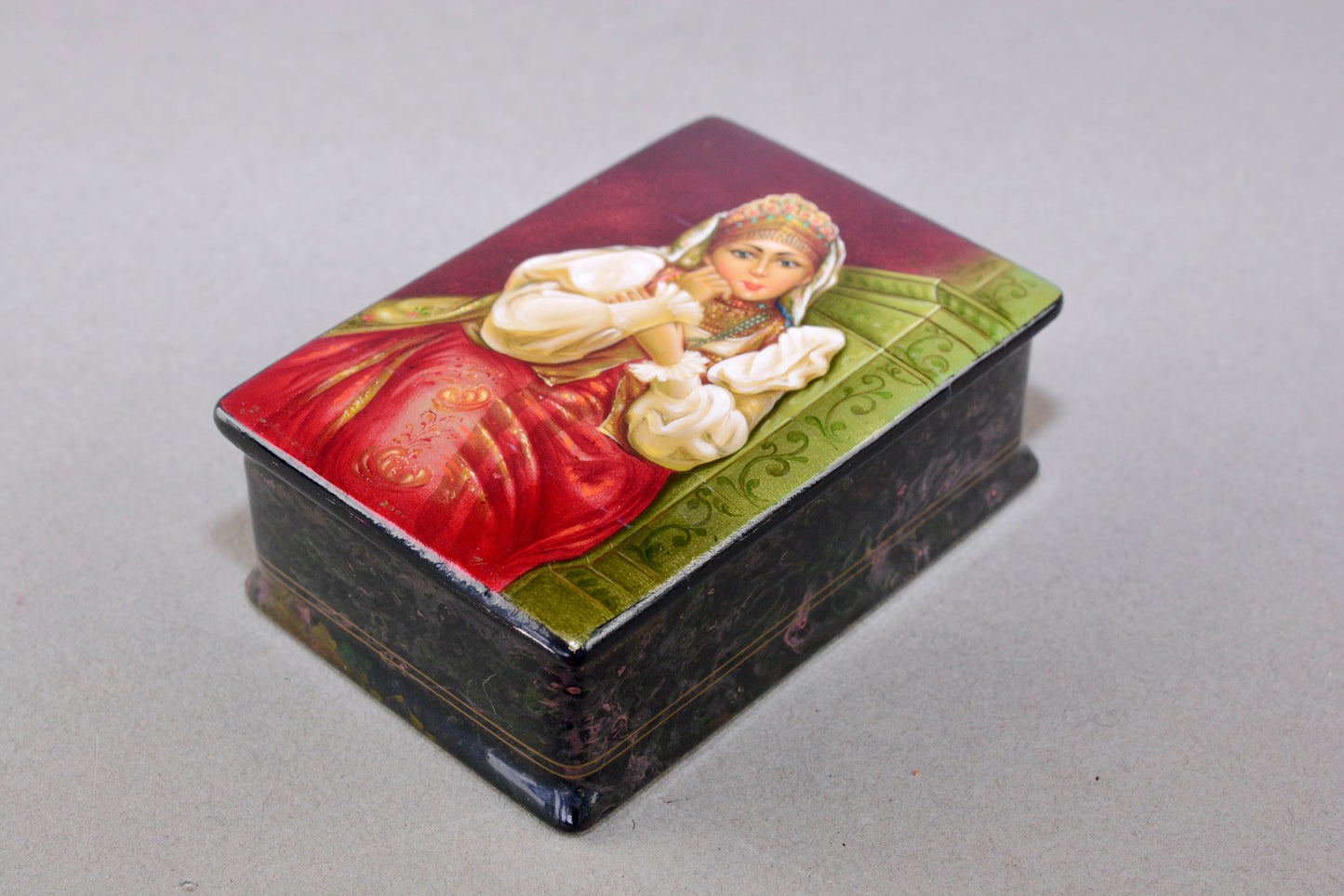 Fine vintage hand painted Russian Palekh lacquer box Princess
