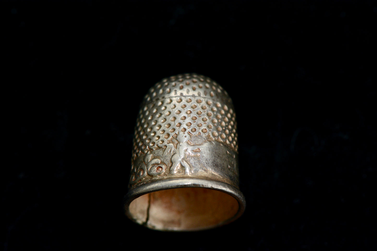 Early 18th century silver thimble with cherubs circa.1700-20 M20