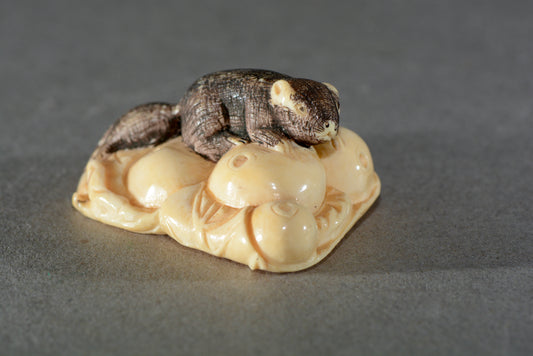 Vintage hand carved Japanese Netsuke squirrel