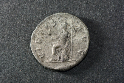 Ancient Roman silver denarius Severus Alexander (AD 222-235) Denarius / Virtus M6