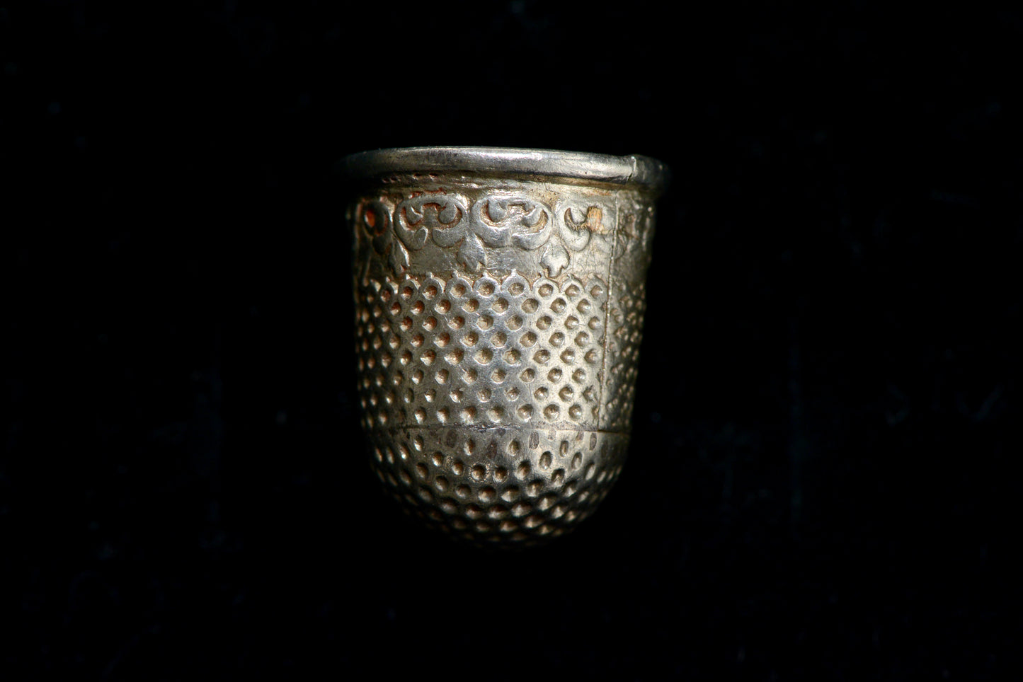 Early 18th century silver thimble with cherubs circa.1700-20 M20