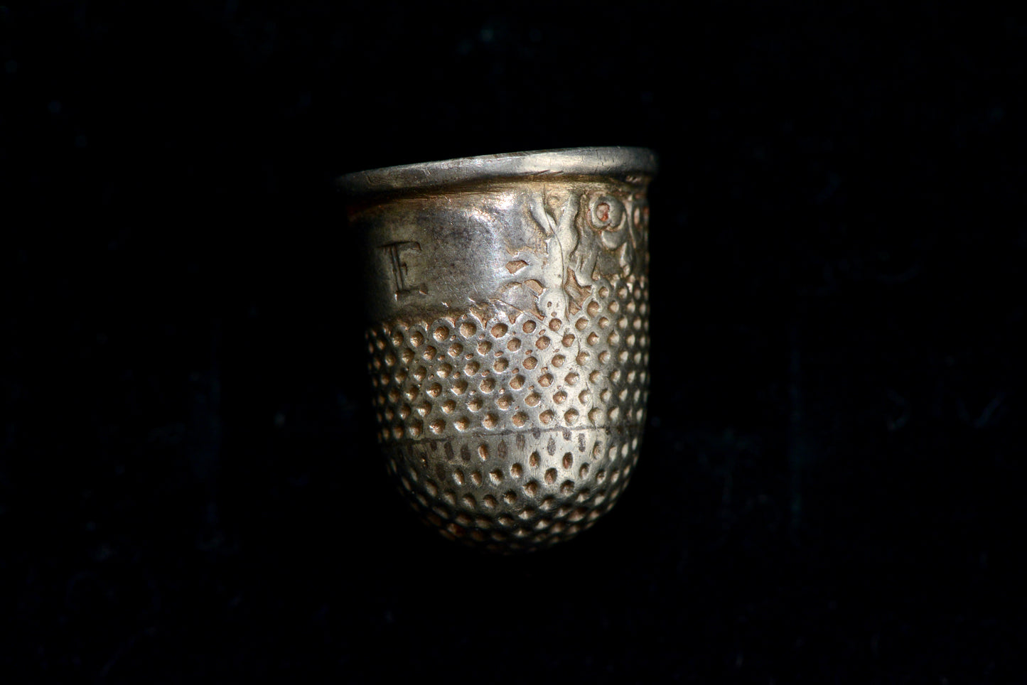 Early 18th century silver thimble with cherubs circa.1700-20 M20