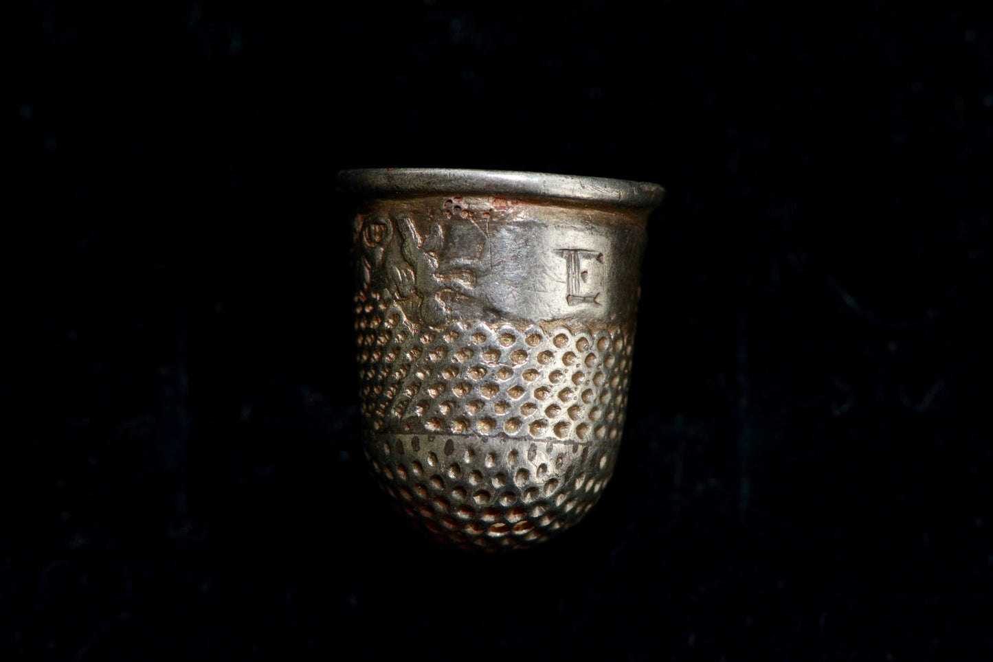 Early 18th century silver thimble with cherubs circa.1700-20 M20