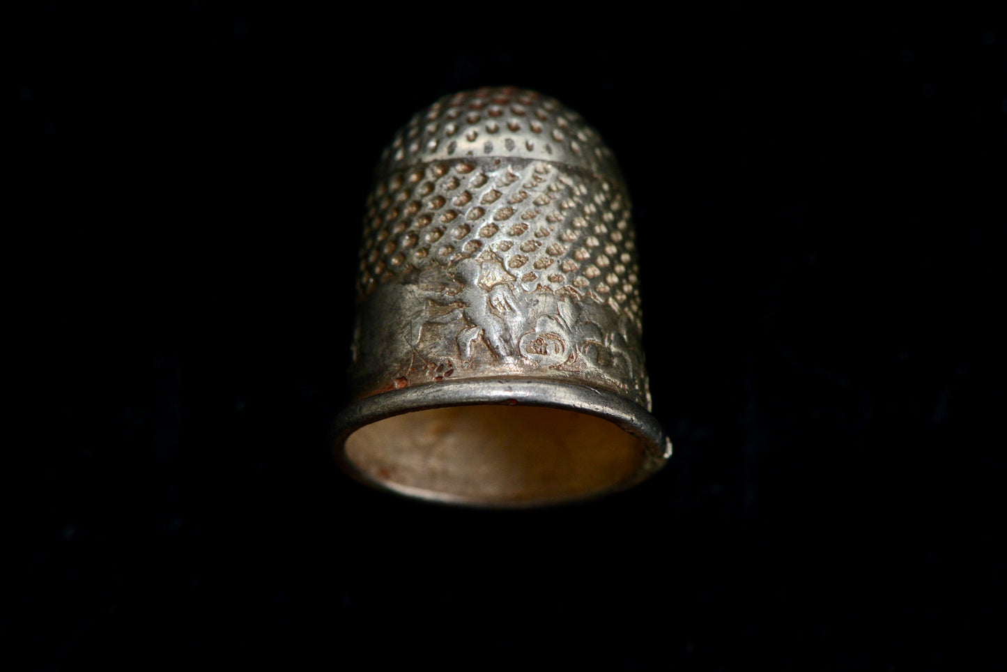 Early 18th century silver thimble with cherubs circa.1700-20 M20