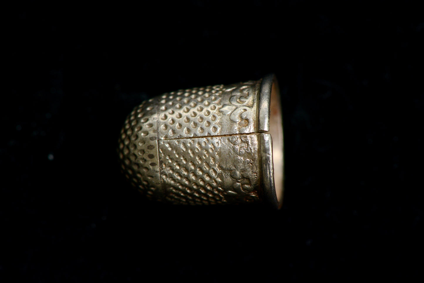 Early 18th century silver thimble with cherubs circa.1700-20 M20